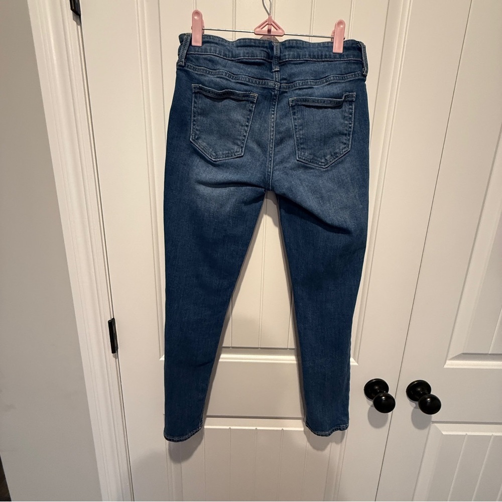 GAP Girlfriend Coupe Jeans with Floral Embroidery - Picture 6 of 7